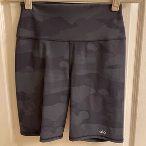 ALO Yoga Women's Dark Camo Bike Shorts